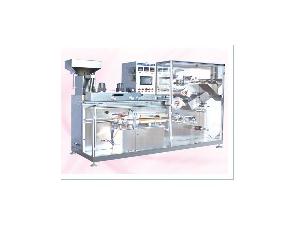 Liquid filling and packing machine